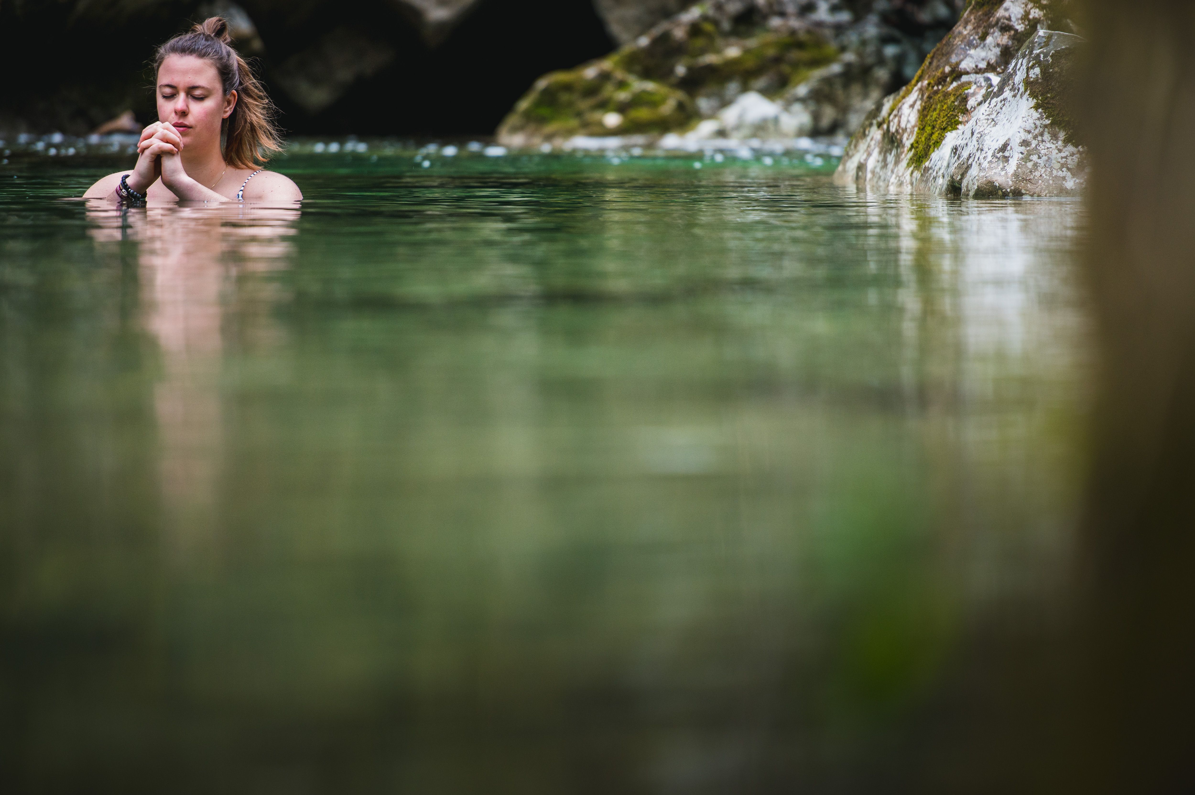 Retreat-Teilnehmerin im Wasser