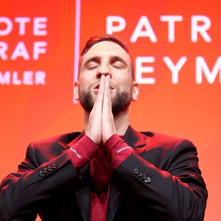Patrick als Veranstalter und Redner